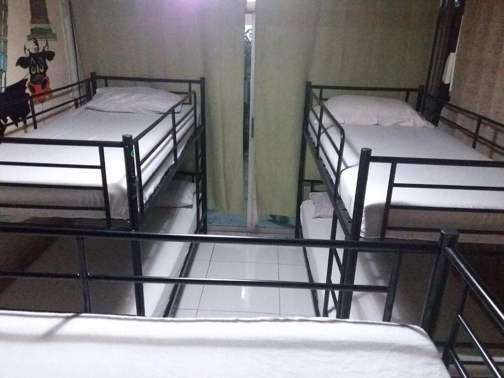 Mad Cow Hostel Bangkok Exterior photo