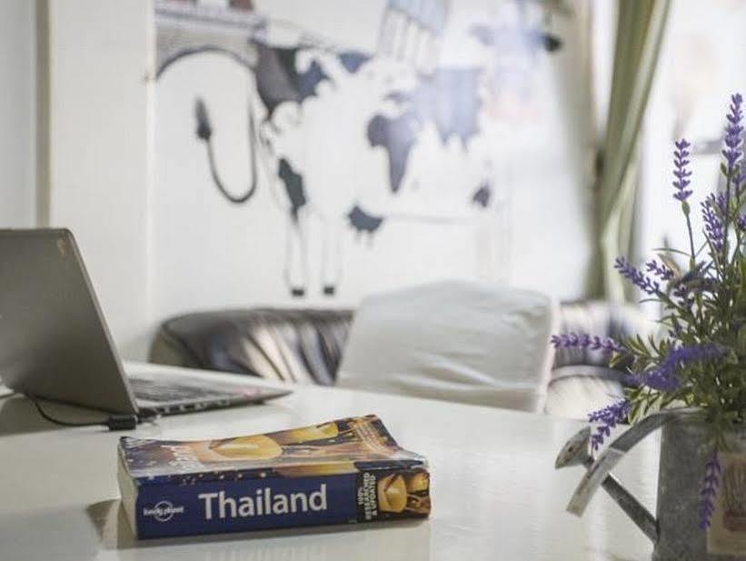 Mad Cow Hostel Bangkok Exterior photo