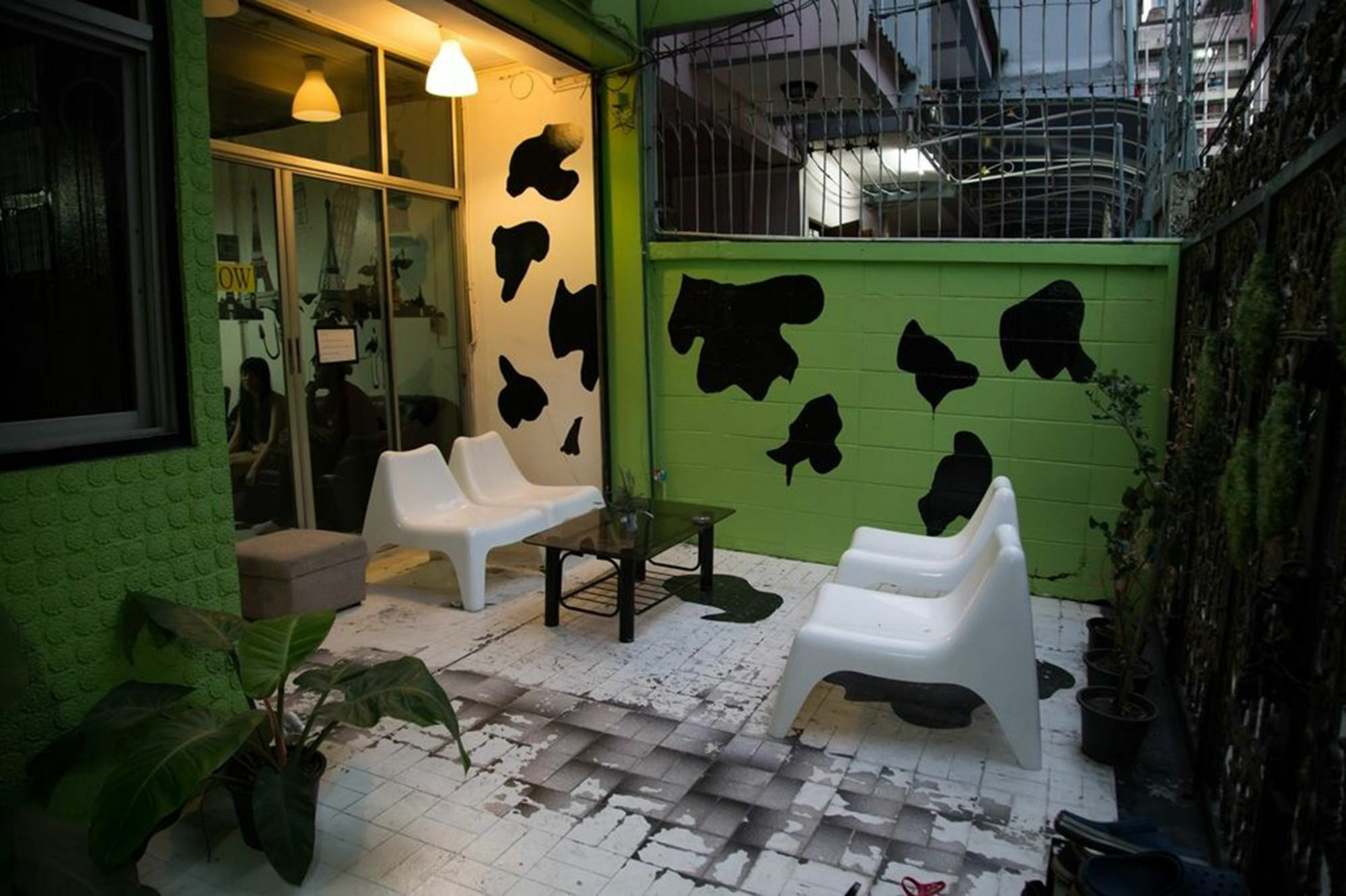Mad Cow Hostel Bangkok Exterior photo