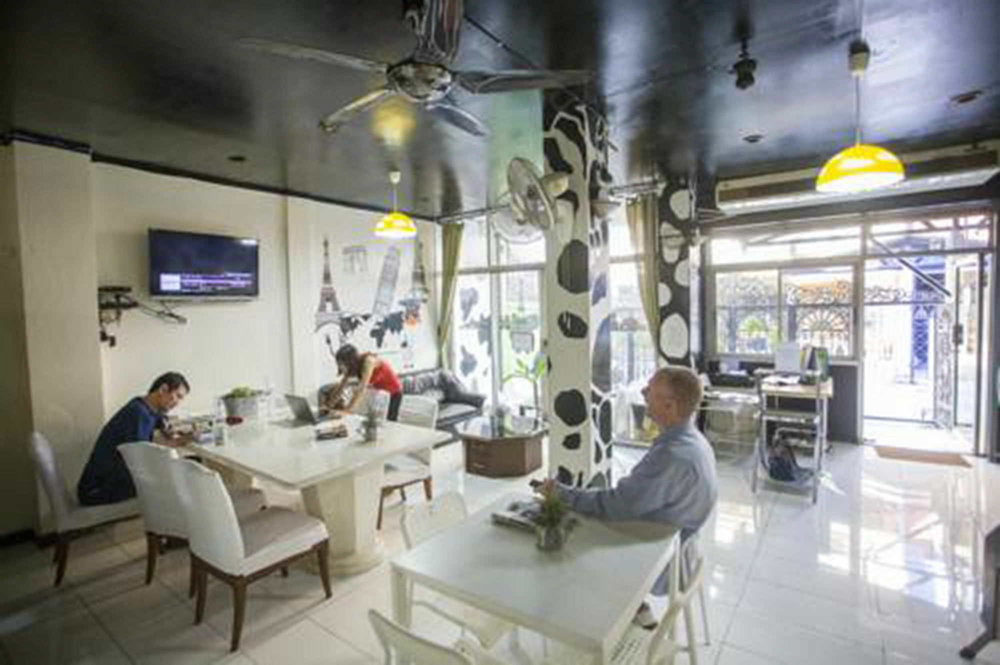 Mad Cow Hostel Bangkok Exterior photo
