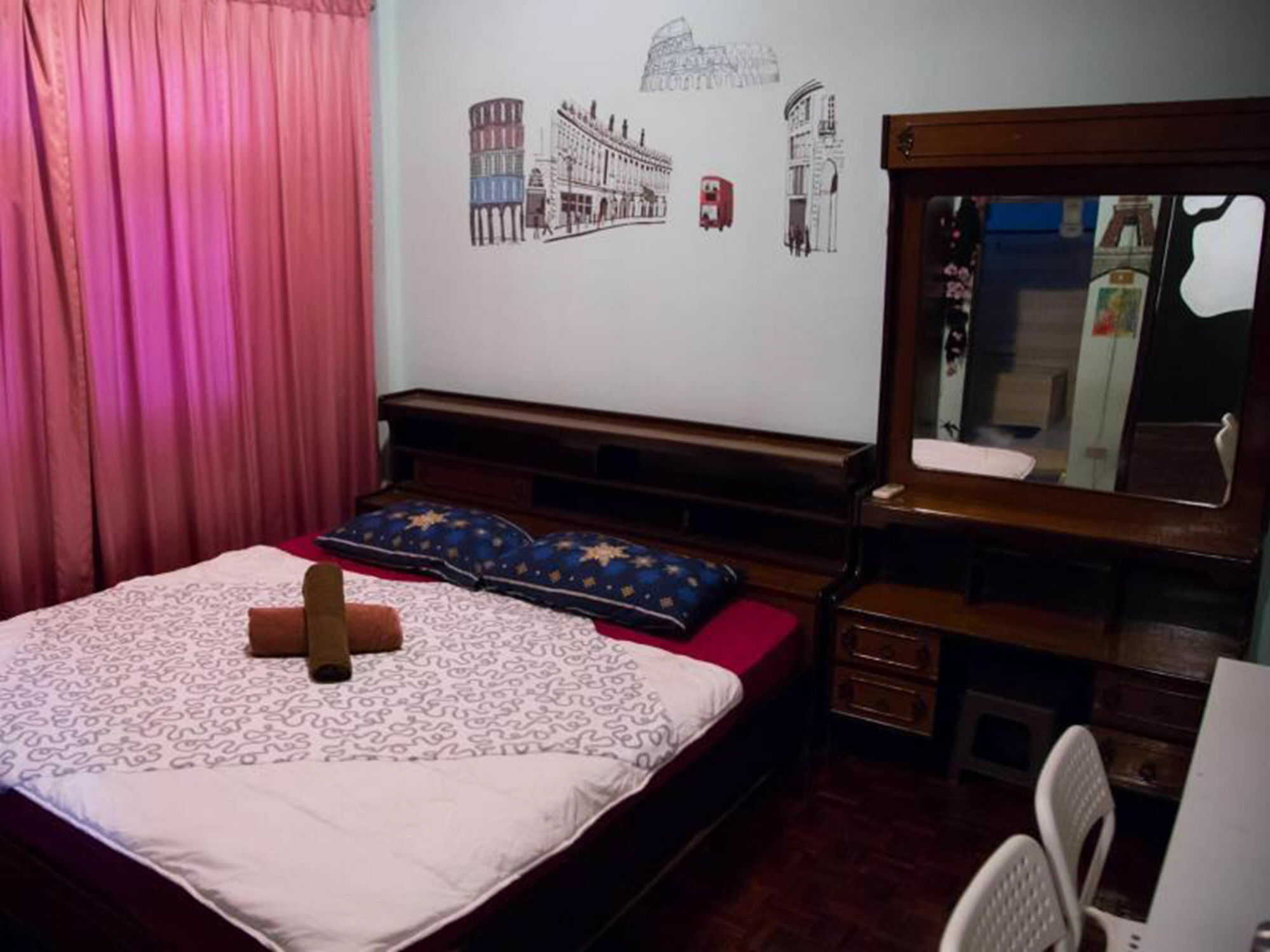 Mad Cow Hostel Bangkok Exterior photo