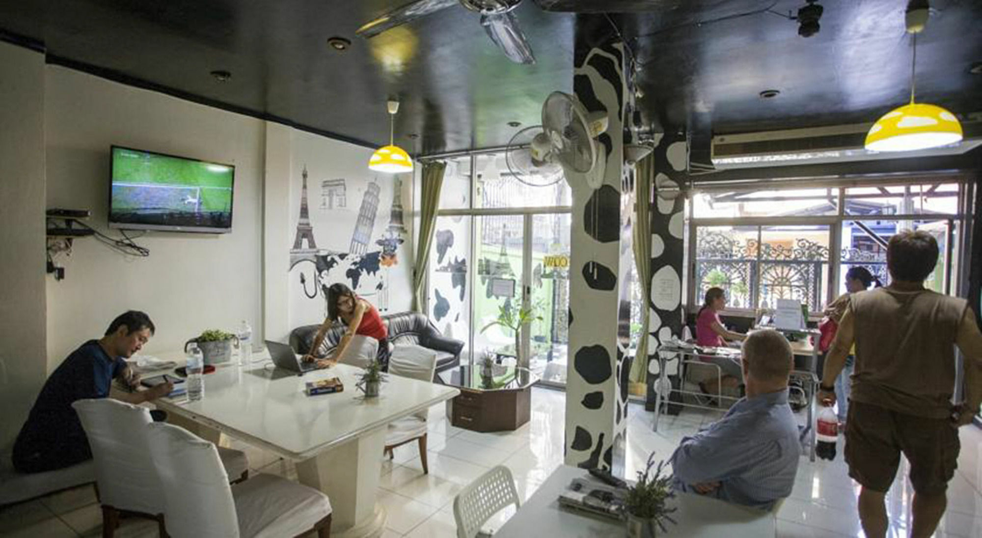 Mad Cow Hostel Bangkok Exterior photo