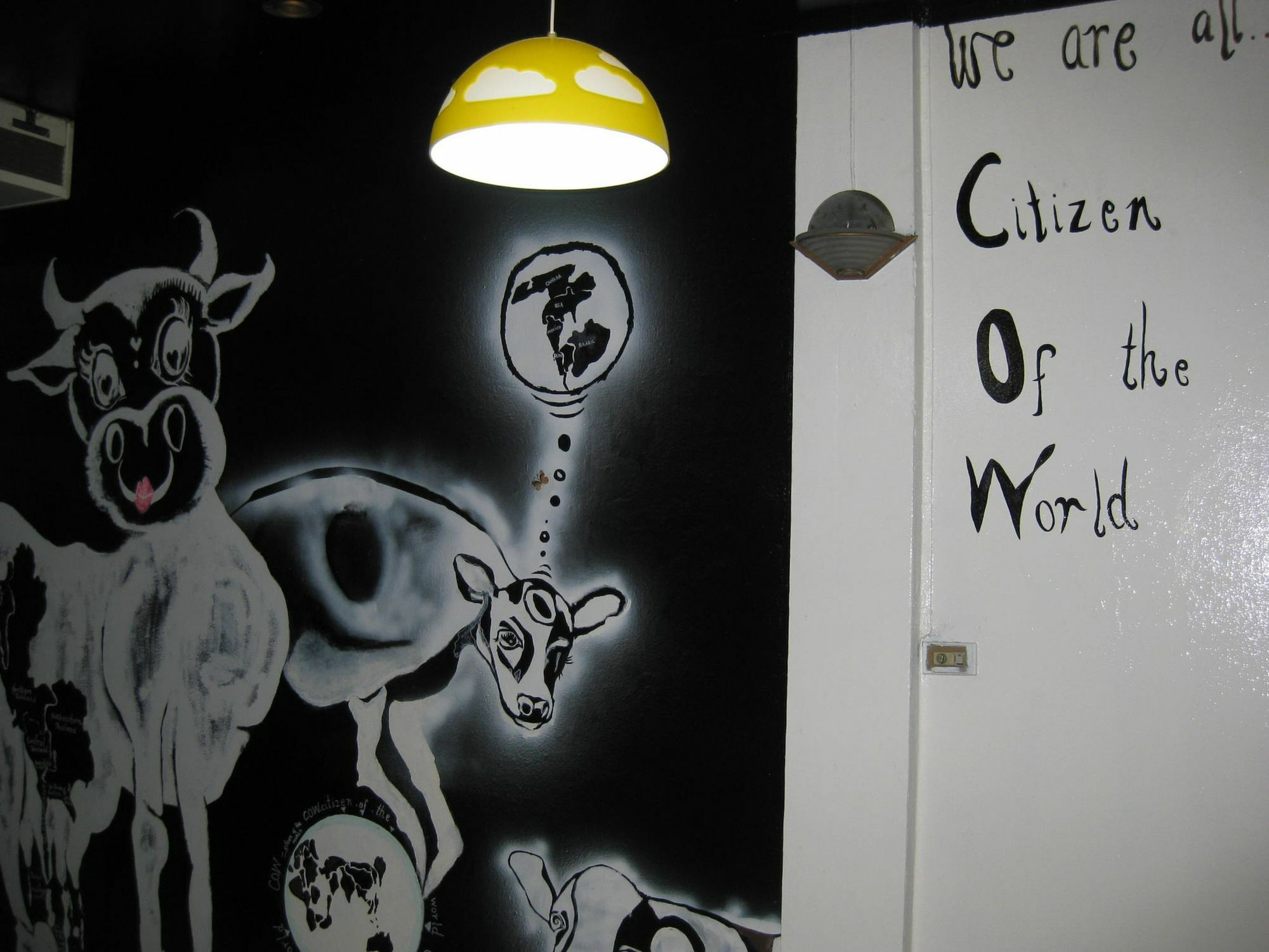 Mad Cow Hostel Bangkok Exterior photo